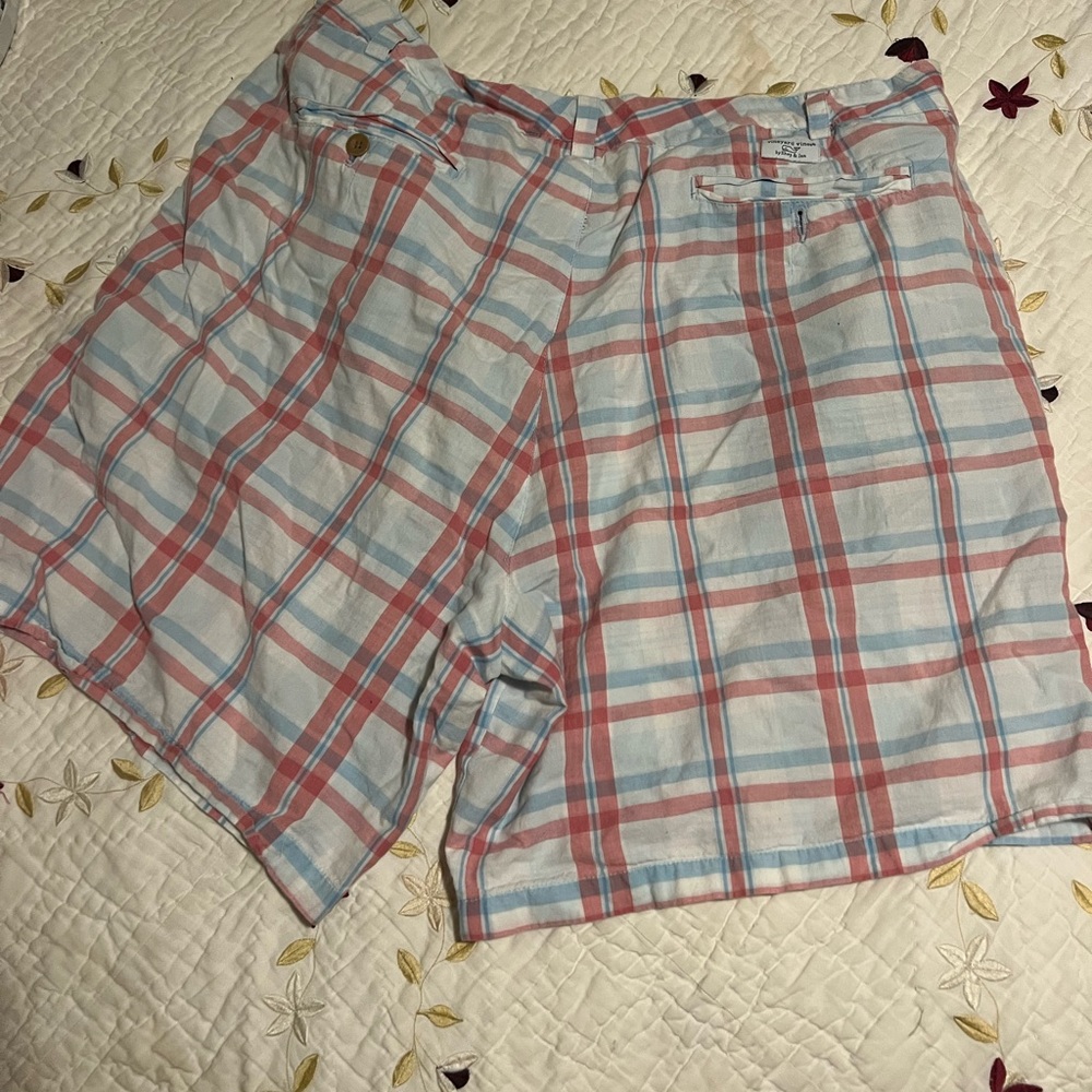 Vineyard Vines Men’s plaid shorts, size 40.